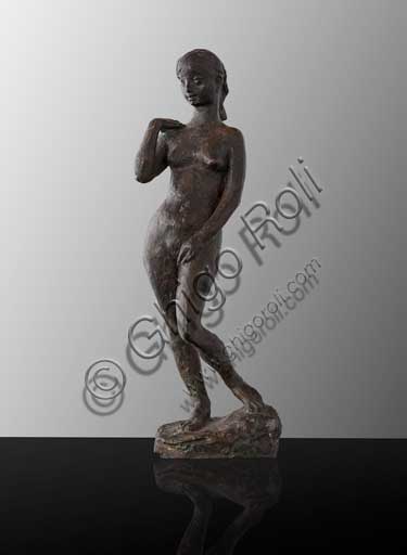Scultura in bronzo Ragazza in piedi di Ivo Soli, altezza 39 cm, Collezione Assicoop-Unipol