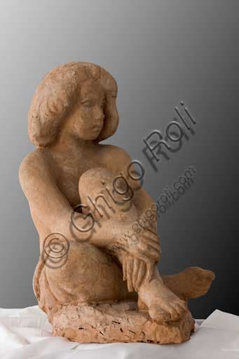 Scultura in terracotta Ragazza seduta dell'artista italiano Ivo Soli