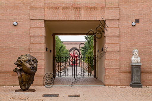 Ingresso del Labirinto della Masone a Fontanellato con scultura di Javier Marìn