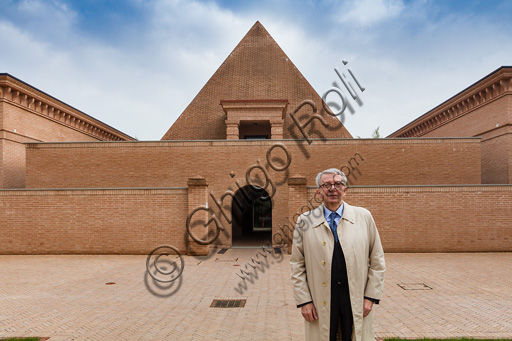 Architetto Pier Carlo Bontempi nella corte del Labirinto della Masone di Fontanellato, davanti alla Piramide di Franco Maria Ricci