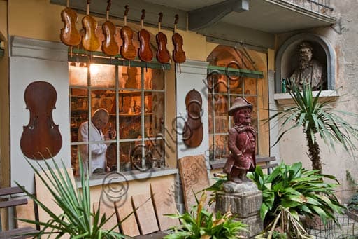 Interno del laboratorio di liuteria di Stefano Conia a Cremona con strumenti ad arco in costruzione