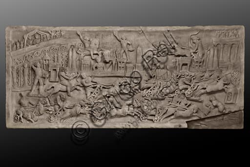 Lastra romana con scena di corsa di quadrighe nel Circo Massimo, Collezione archeologica Palazzo Trinci Foligno