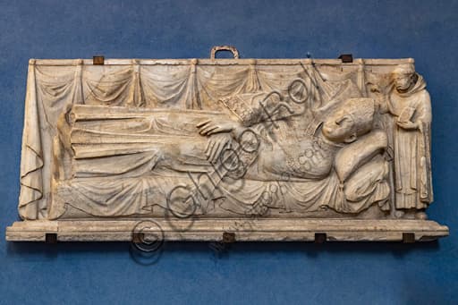 Dettaglio scultura lastra tombale vescovo Jacopo di Ranuccio, opera di Arnolfo di Cambio, Firenze