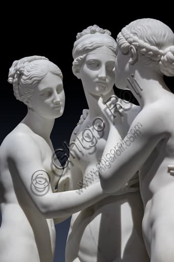Le Grazie con Cupido di Thorvaldsen, dettaglio scultura in marmo dell'abbraccio e degli sguardi