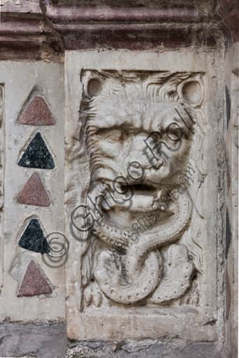 Bassorilievo Leone che divora serpenti, portale Duomo di Genova, opera Maestro dell'Arca del Battista 1225