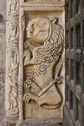 Scultura del leone romanico, portale di San Giovanni Battista, Duomo di Genova, opera di scultori lombardo-comaschi del XII secolo