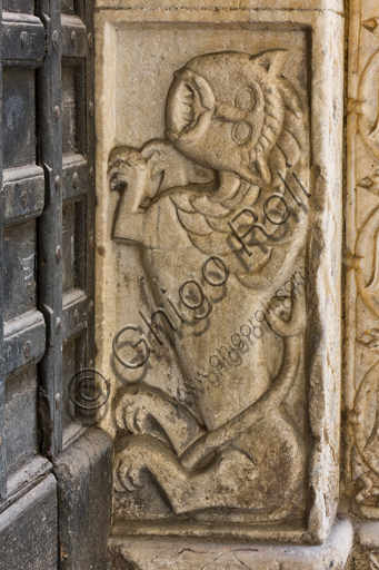 Scultura del Leone romanico sul Portale di San Giovanni Battista, Duomo di Genova, opera dei maestri lombardo-comaschi del XII secolo