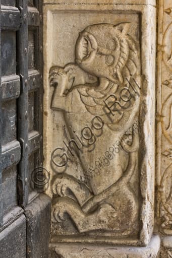 Scultura del Leone romanico sul Portale di San Giovanni Battista, Duomo di Genova, opera dei maestri lombardo-comaschi del XII secolo