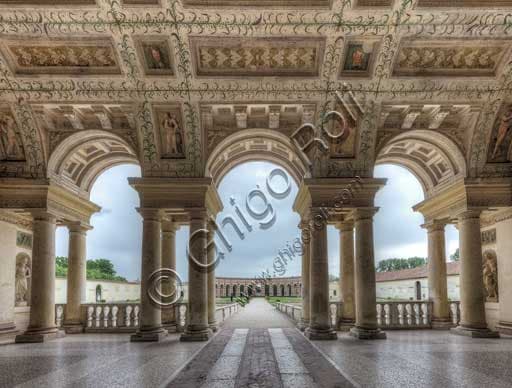 Veduta della Loggia di Davide nel Palazzo Te di Mantova affacciata sul giardino e sulle peschiere