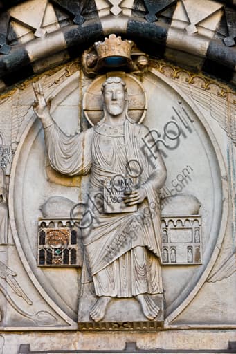 Dettaglio scultoreo della lunetta con Cristo Giudice e simboli degli Evangelisti, Duomo di Genova, 1225 circa