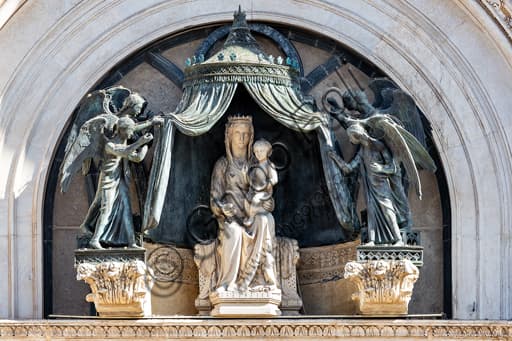 Scultura Madonna col Bambino e angeli nella lunetta del Duomo di Orvieto, arte trecentesca in marmo e bronzo.