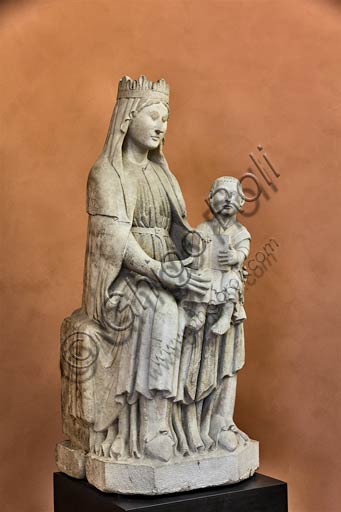 Scultura medievale della Madonna col Bambino, scuola di Benedetto Antelami, esposta nei Musei Civici di Palazzo Farnese a Piacenza