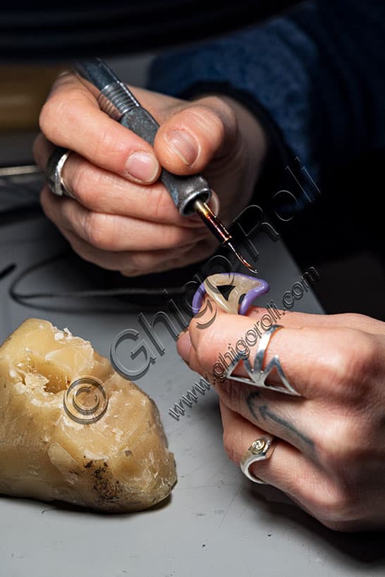 Margherita Galla, artigiana orafa, lavora alla creazione manuale di un anello nel laboratorio Daniela Vettori a Vicenza