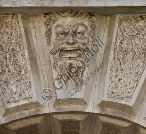 Mascherone grottesco architettonico sul portale del Cortile d'Onore di Palazzo Te a Mantova