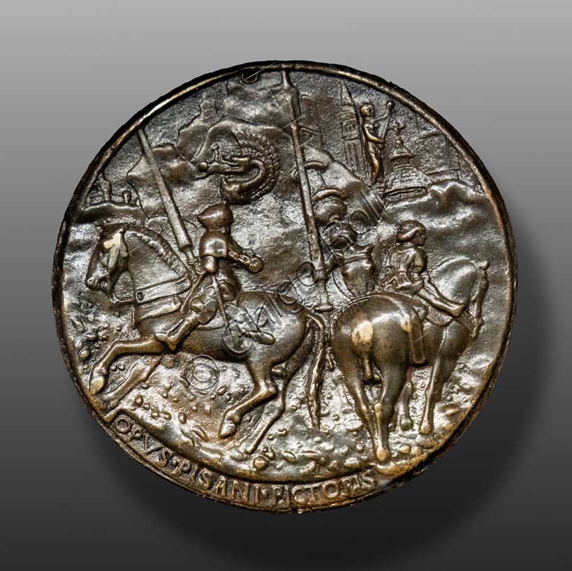 Dettaglio retro medaglia bronzo Pisanello: Filippo Maria Visconti con elmo a cimiero biscione che divora saraceno, sfondo architetture gotiche Cremona