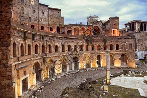 Veduta serale dell'Emiciclo dei Mercati di Traiano, Foro di Traiano, Roma - Architettura Romana Antica