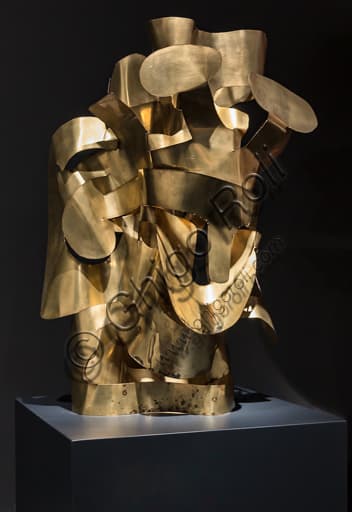 Scultura in ottone Re Salomone di Mirko Basaldella esposta al Museo Novecento di Firenze