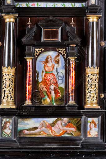 Particolare del Monetiere del Palazzo Reale di Palermo con la scena di Giuditta e Oloferne su vetro dipinto