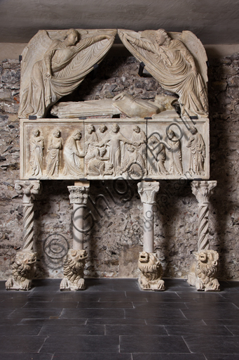 Scultura del monumento funebre gotico del Cardinale Luca Fieschi, Genova