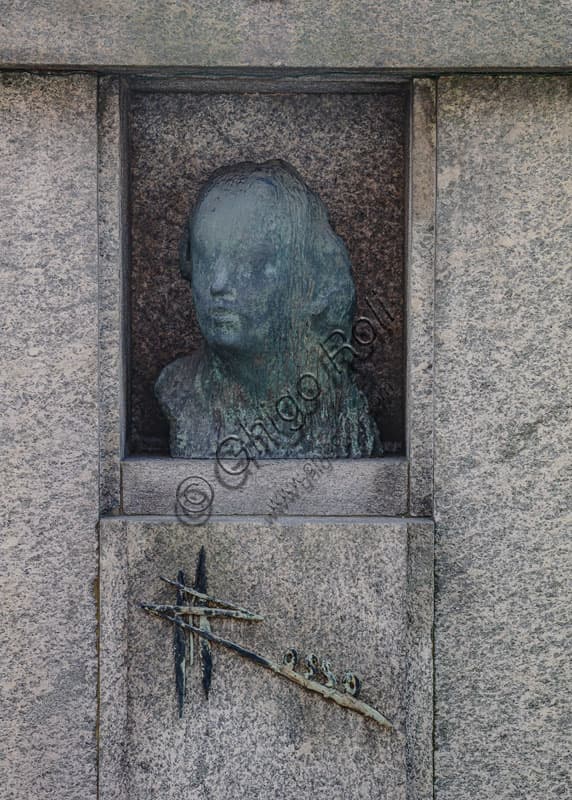 Monumento funebre a Medardo Rosso nel Cimitero Monumentale di Milano, scultura bronzea del 1906