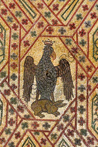 Dettaglio mosaico policromo raffigurante un'aquila che artiglia un coniglio, volta della Sala di Re Ruggero, Palazzo dei Normanni, Palermo.