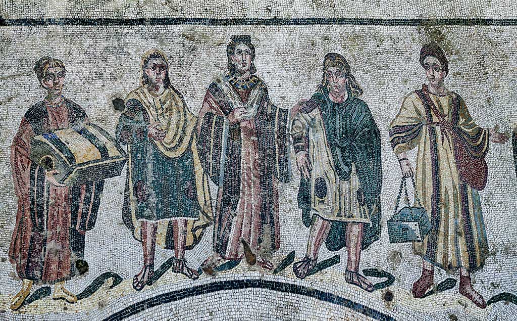 Mosaico pavimentale Villa Romana del Casale - Spogliatoio Terme: padrona di casa, figli e ancelle