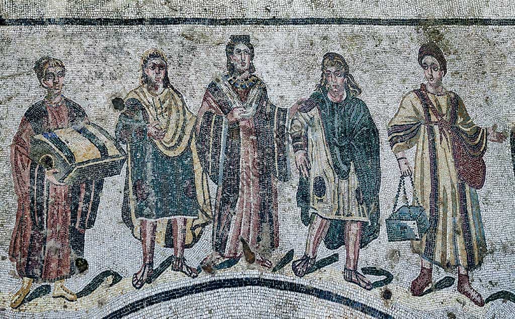 Mosaico pavimentale Villa Romana del Casale - Spogliatoio Terme: padrona di casa, figli e ancelle
