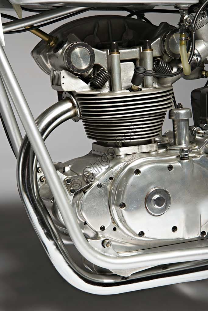 Fotografia della Moto d'epoca Mondial 175 modello 1954, restaurata, vista laterale che mostra il motore monocilindrico e il telaio.