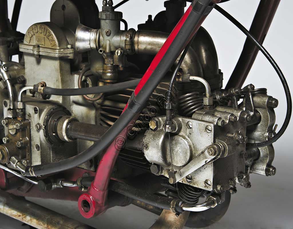 Photograph of the vintage motorcycle Moto Guzzi 4 VT SS Casa 500 cc from 1932, single-cylinder with 3-speed gearbox, in restored condition