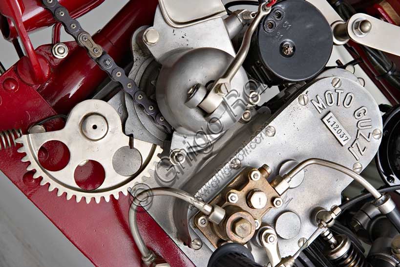 Moto Guzzi Sport 14 1929 restaurata, motore monocilindrico orizzontale, vista laterale