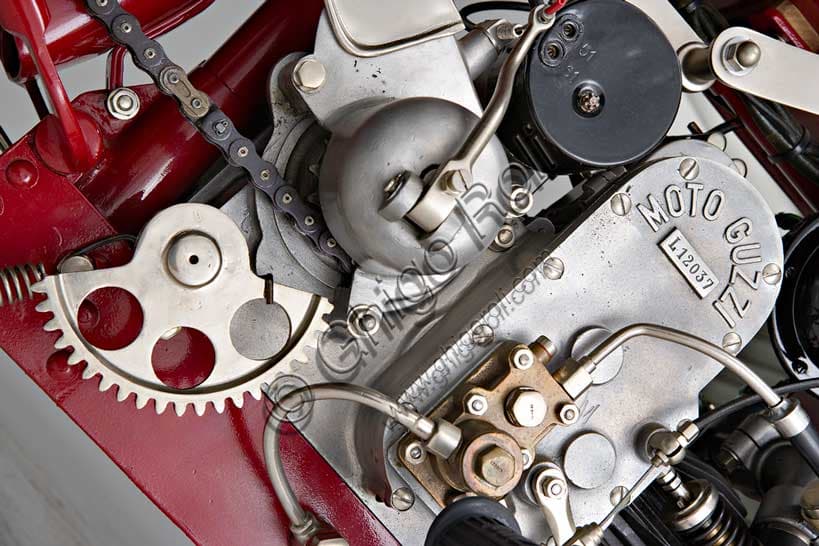 Moto Guzzi Sport 14 1929 restaurata, motore monocilindrico orizzontale, vista laterale