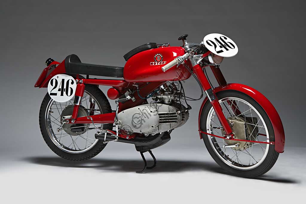 Motobi Gran Sport 250 GSS Competizione del 1956, moto d'epoca restaurata con motore a due tempi a due cilindri orizzontali.