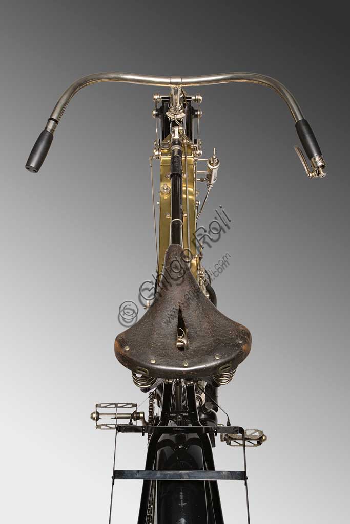 Motocicletta antica FN modello Quattro Cilindri del 1905, restaurata, con serbatoio in ottone dorato.
