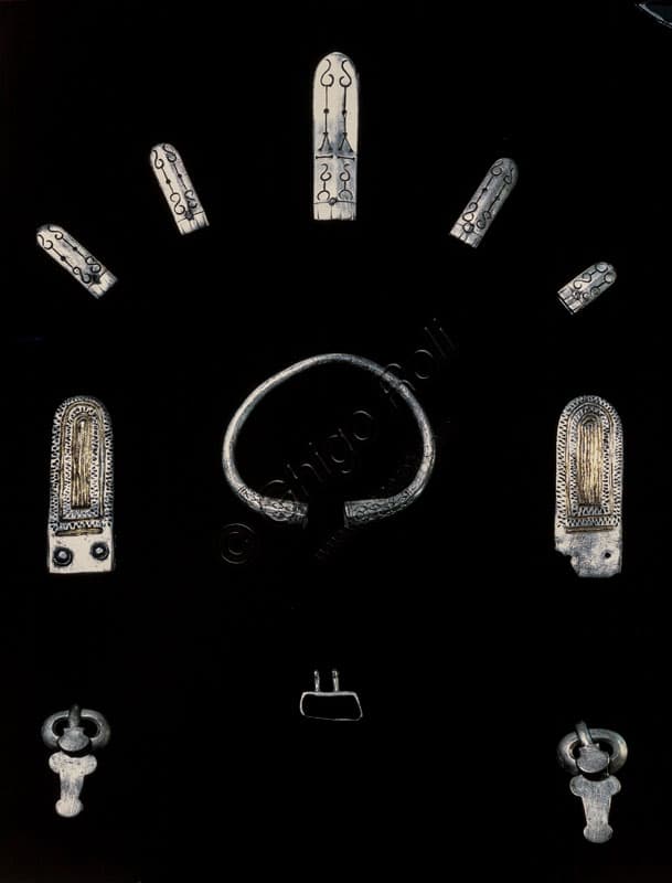 Reperti longobardi del Museo Civico Archeologico di Milano: bracciale e guarnizioni da cintura.