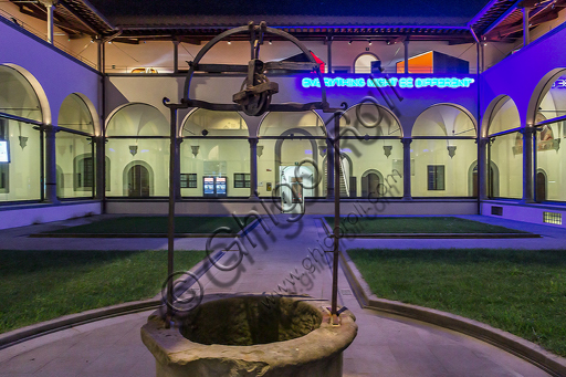 Veduta del chiostro rinascimentale che ospita il Museo Novecento a Firenze, con opere d'arte moderna
