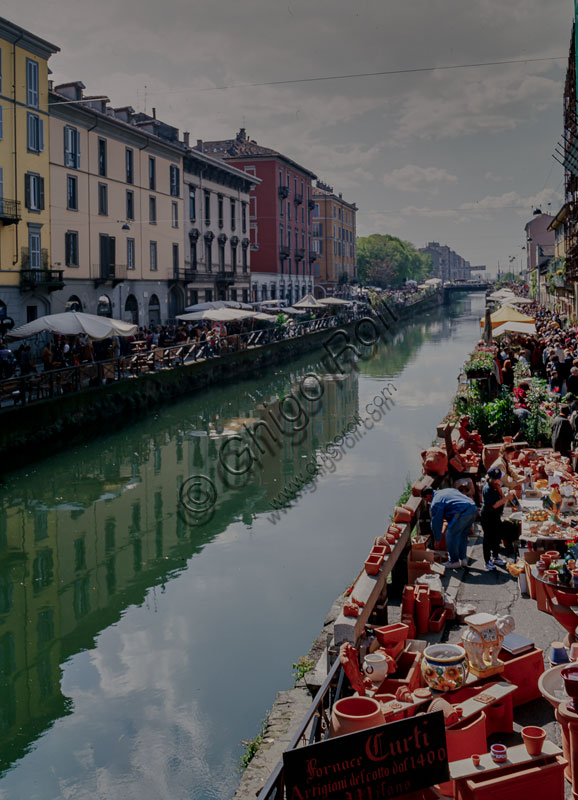 Veduta del Naviglio Grande a Milano durante la festa Navigli in fiore