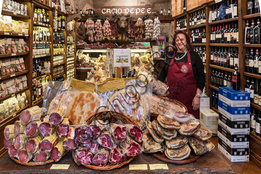 Interno del negozio di prodotti tipici umbri Cacio, pepe e... nel centro storico di Assisi con esposizione di salumi, formaggi e legumi