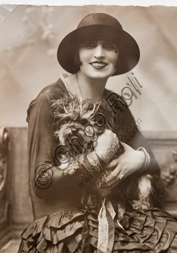 Nella Regini con un cane in braccio, stampa al carbone seppiata di Marcello Dudovich del 1926, ritratto fotografico d'arte