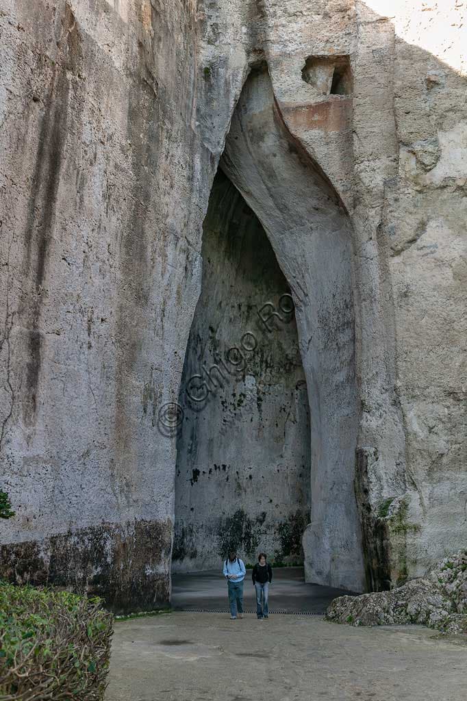Ingresso dell'Orecchio di Dionisio nel Parco Archeologico della Neapolis di Siracusa, grotta artificiale con acustica straordinaria.