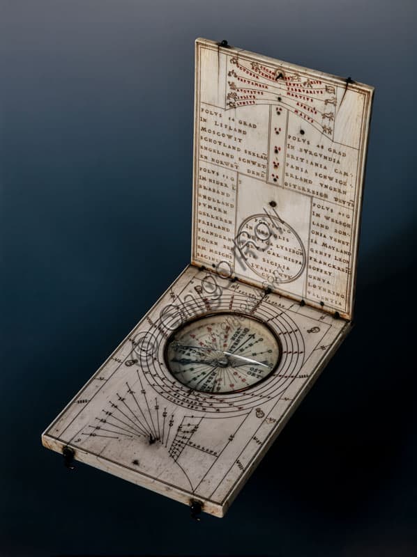 Orologio solare dittico di Hans Ducher in avorio e ottone dorato, XVI secolo, Castello Sforzesco Milano