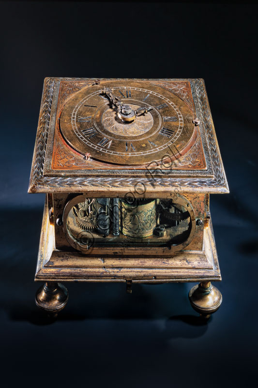 Orologio da tavolo antico di provenienza asburgica con meccanismo a ripetizione delle ore, esposto al Museo della Scienza di Milano.