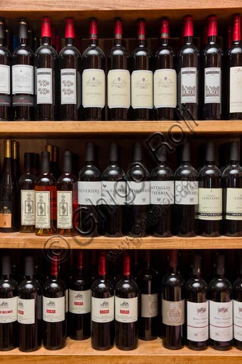 Bottiglie di vino Gutturnio e dei Colli Piacentini all'Osteria La Carrozza di Piacenza