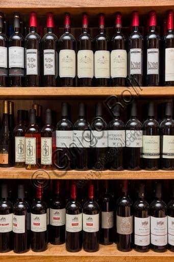 Bottiglie di vino Gutturnio e dei Colli Piacentini all'Osteria La Carrozza di Piacenza