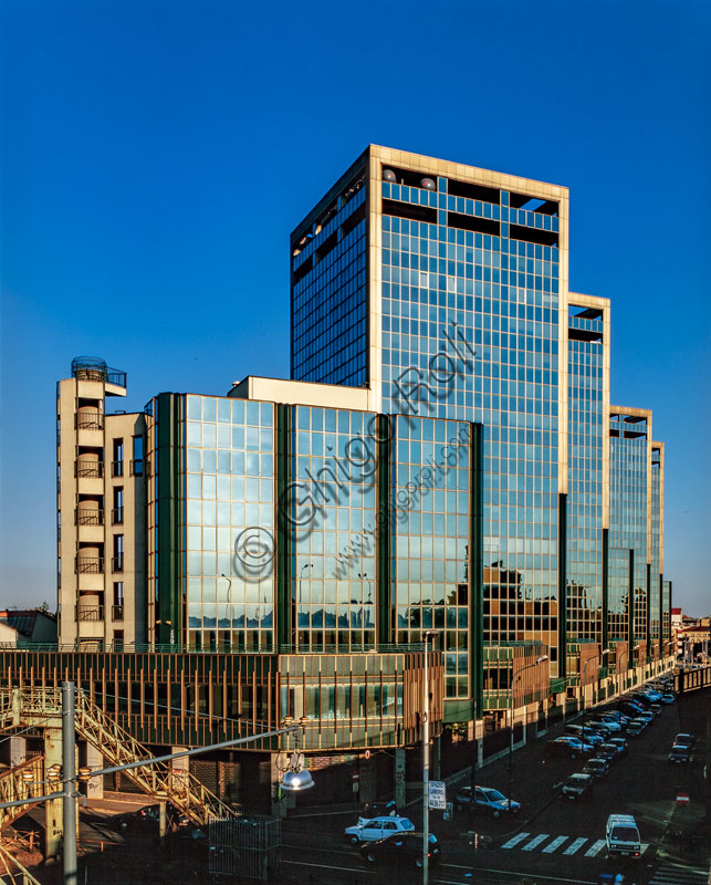 Architettura moderna degli edifici in via Ripa Ticinese angolo Viale Cassala, quartiere Navigli, Milano