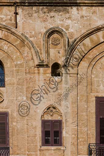 Dettaglio architettonico della facciata nord-est della Torre Pisana, Palazzo dei Normanni (Palazzo Reale), Palermo