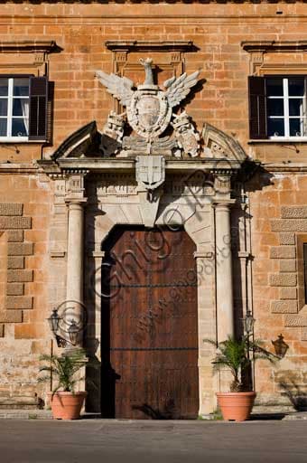 Portale rinascimentale del Palazzo dei Normanni a Palermo con dettaglio dello stemma aragonese con aquila