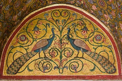 Dettaglio mosaico bizantino: pavoni su sfondo dorato nella lunetta, Sala di Re Ruggero, Palazzo dei Normanni, Palermo