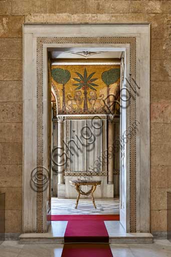 Dettaglio architettonico della porta d'ingresso alla Sala di Re Ruggero nel Palazzo dei Normanni (Palazzo Reale) di Palermo, Torre Joharia.