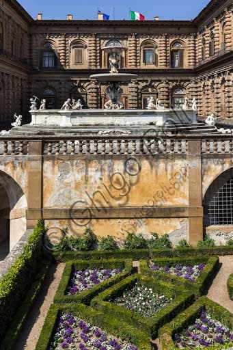 Facciata di Palazzo Pitti sui Giardini di Boboli con in primo piano la Fontana del Carciofo, Firenze