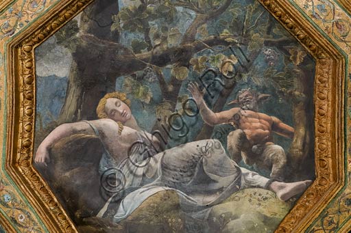 Dettaglio affresco Amore e Psiche a Palazzo Te: Psiche addormentata con satiro e grappoli d'uva, opera di Giulio Romano